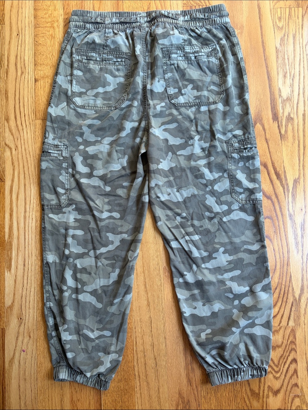 American Eagle AEO Camo Cargo Slouchy Joggers Pants. Size: Large. Like new! - Picture 10 of 11
